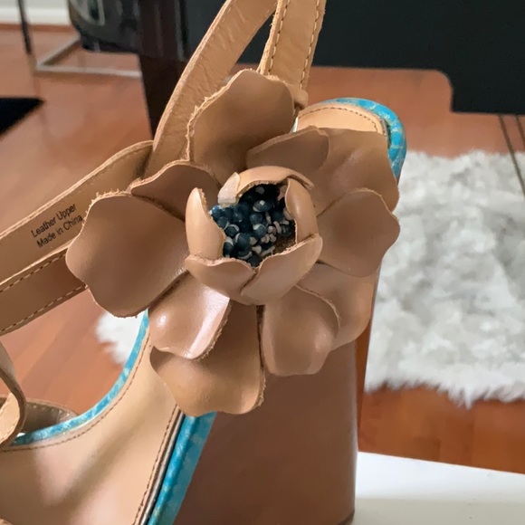 Genuine leather wooden platform sandals with floral accents. - Picture 4 of 6